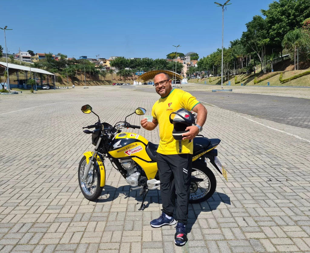 Menor é apreendido no Jardim Jandira conduzindo moto com números